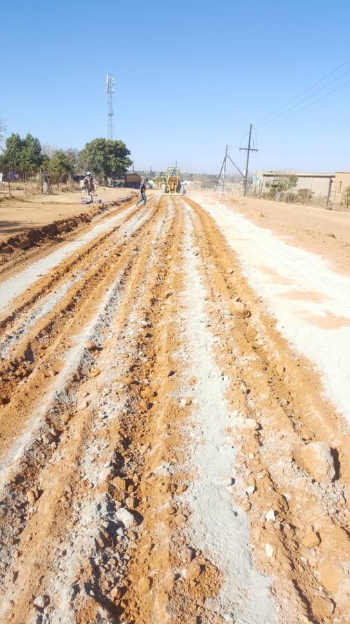 Stabilising agent spread across the roadbed