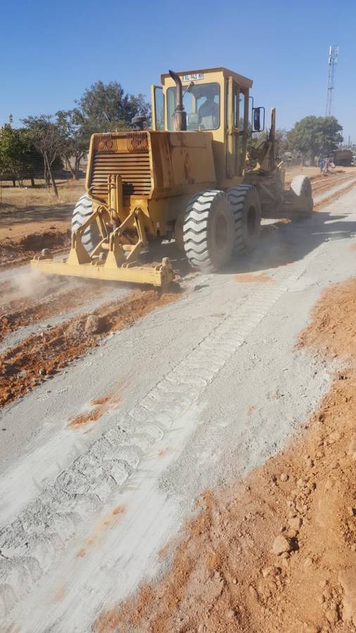 Grader trimming the stabilised layer