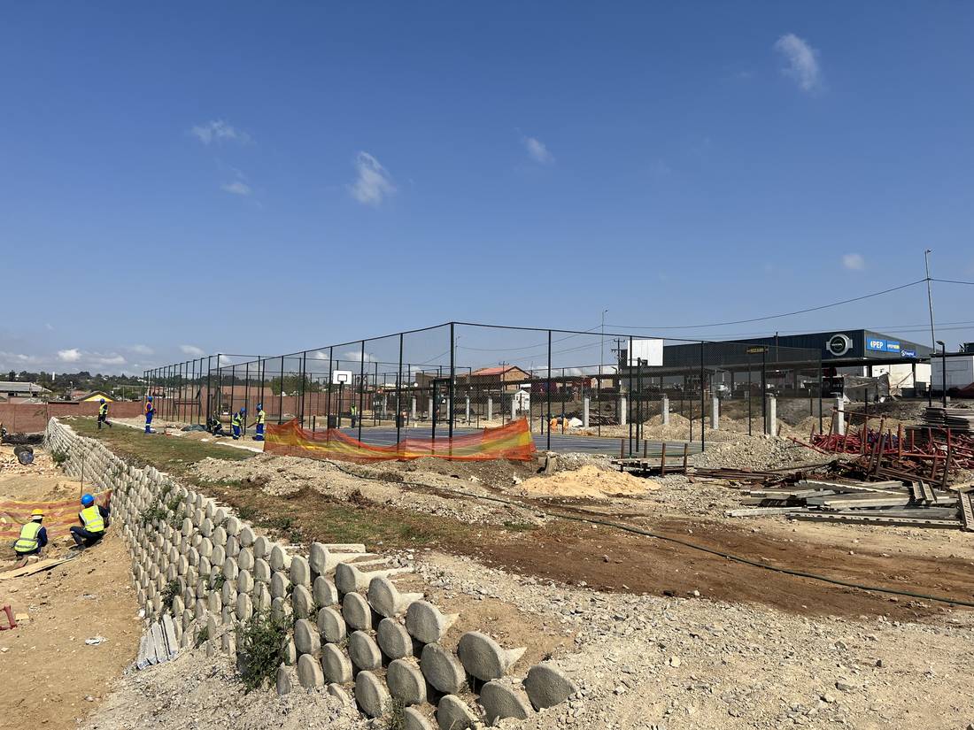 Site overview with courts and retaining wall